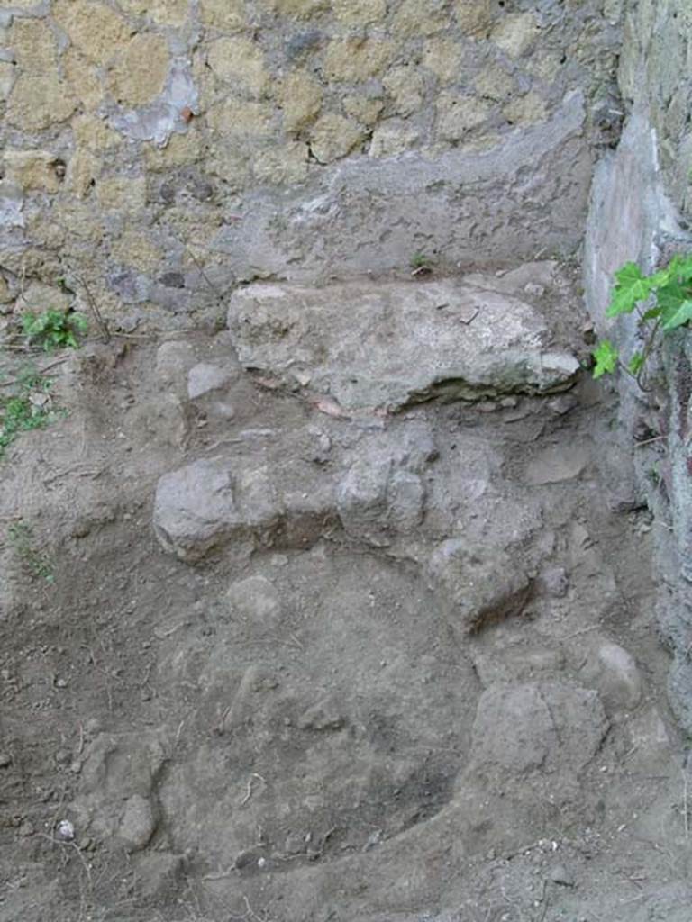 III.14/15, Herculaneum, June 2005. Room 13, details of basins and tubs in north-west corner.   
Photo courtesy of Nicolas Monteix.